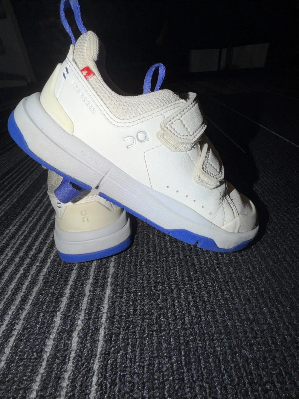 ON Juniors' The Roger Shoes White and Indigo unisex tennis shoes size 10.5